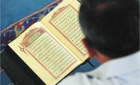 9. Ezber yaptığınız mekân sade ve sessiz olsun. Sade bir mekânda gözlerinizi ve zihninizi meşgul edecek şeyler olmaz ve daha çabuk ezberinize yoğunlaşırsınız. Mümkünse ezberlerinizi hep aynı yerde yapın.
