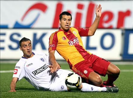Geçen hafta şampiyonluğa havlu atan G.Saray, UEFA umutlarını sürdürmek istiyordu. Ancak Hacettepe hesapları alt-üst etti.