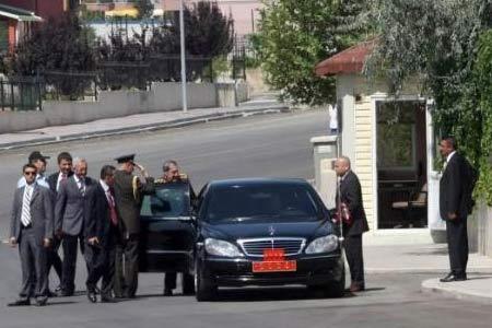 Genelkurmay Başkanı Büyükanıt, emekliye ayrılacak olması nedeniyle 10. Cumhurbaşkanı Sezer'e veda ziyaretinde bulundu.