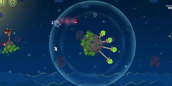 Angry Birds Uzay, özellikle yerçekimi kuvveti gibi fizik kanunlarına dayalı içeriğiyle dikkat çekiyor. Yumurtalarını çalan domuzların peşindeki öfkeli kuşlar, gezegenlerin yerçekimi kuvvetlerini kullanarak domuzları beklenmedik atışlarla gafil avlayabiliyor.