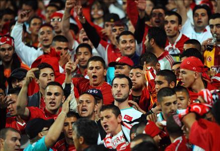 Türkiye hazırlık maçında Fransa ile karşılaştı. 10 kişi tamamladığımız maçta İbrahim Üzülmez'in kendisini sollayan Anelka'yı indirmesi sonucu kazanılan penaltıdan Benzema'nın golü skoru belirledi..