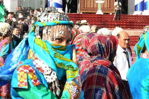 Berdimuhammedov, gece-gündüz ısı farkı en büyük şehirlerinden birinde dünyanın en tuzlu gölünün kıyısına dillere destan bir tesis, muhteşem bir açılış yaptı ama gazetecilerin şovu görüntülemesi için elden gelen arkaya konmadı! Bunlar kurtarılabilenler...