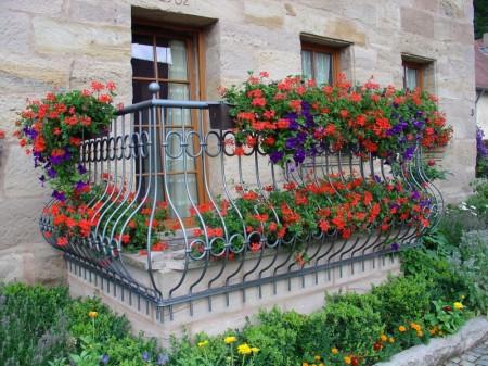 <p>Günümüz balkonlar tasarımlarıyla büyük ve geniş bahçeleri aratmıyor. Üstelik güzel bir balkon için çok fazla masraf yapmaya gerekte yok. Balkonunuzu fonksiyonel kullanabilmek için doğru ürünleri ışığa uygun çiçekleri seçmeniz yeterli</p>