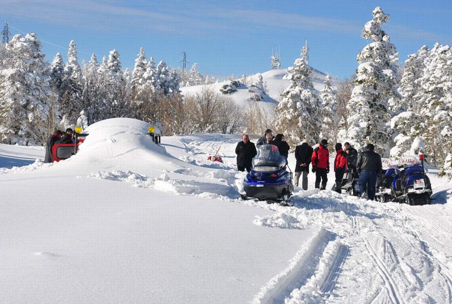 Soğuktan korunmak için aracı çalıştıran Şentürk, snowtruck'ın egzozunun karla kaplandığını fark edemedi.