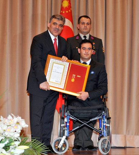 Cumhurbaşkanı Gül, 2007-2008 yıllarında TSK ve emniyet mensubu olarak görev yaparken şehit olanların yakınlarıyla malul ve gazi 61 kişiye Devlet Övünç Madalyası verdi.