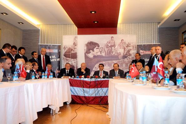 Trabzonspor ile sözleşme imzalayan Teknik Direktör Şenol Güneş, hedefindeki Trabzonspor'u anlattı. Camiaya ve taraftarlara birlik beraberlik mesajı veren Güneş, Fatih Tekke'nin takıma geri kazandırılmasına nasıl baktığını da açıkladı.