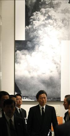 Japonya'nın batısındaki Hiroşima kentinde kurbanların anısına düzenlenen törene, aralarında ABD'nin attığı bombadan kurtulmayı başaranların da bulunduğu, Başbakan Taro Aso ve 60 kadar ülkeden temsilcilerden oluşan yaklaşık 50 bin kişi katıldı.