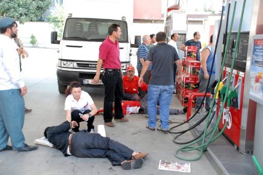 Bursa'da aşırı hızla akaryakıt istasyonuna giren otomobil, ilk önce bir minibüse ardından benzin pompasına çarptı. Kazada minibüs sürücüsü ile pompacı yaralandı.