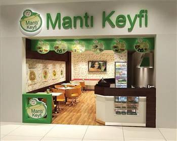 MANTI KEYFİ
40 çeşit mantı üretiyor
Yakup Aksoy tarafından 2004te kurulan Mantı Keyfi, kısa sürede muazzam bir büyüme gösterdi. Şube sayısını 24e çıkaran şirket, aynı zamanda birçok tanınmış restoran ve lüks oteller için de mantı üretiyor. Mantı Keyfi, franchise giriş bedeli olarak 30 bin TL talep ediyor. Ancak buna karşılık franchise alanlara 15 TL tutarında mantı ve 5 TLlik malzeme desteği sunuyor. Bu durumda ilk yatırım tutarı 10 bin TLye kadar düşüyor. Diğer yatırım maliyetleri ise konsepte göre değişiyor. Zira şirket "Mantı Keyfi", "Mobil Mantı Keyfi", "Mantı Keyfi Express" ve "Mantı Keyfi Cafe&Restaurant" olmak üzere 3 konseptle şubeler açıyor. İşyeri büyüklükleri 40 ile 70 metrekare arasında değişiyor. Mantı Keyfi'nde klasik mantı, kepekli mantı, kızarmış mantı, buharlı mantı ve çikolatalı mantı çeşitleri müşterilerin beğenisine sunuluyor. Bunların diyet, diyabetik ve vejetaryen çeşitleri de var. Mantıların yanı sıra salata ve tatlı çeşitleri bulunuyor.
Telefon: 0216 413 99 66
Web: www.mantikeyfi.com