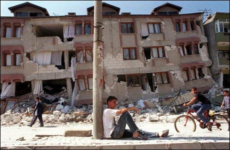 1999 - Bolu Düzce: 7.2 büyüklüğündeki depremde, 845 kişi öldü, 4 bin 948 kişi de yaralı olarak kurtuldu.