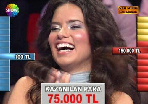 Adriana Lima, ilk başta yüksek rakamlı kutuları seçse de daha sonra mavi kutuları açtırarak Hamdi Bey'den yüksek teklifler aldı. Bu teklifleri de Türkçe olarak 'Yokum' diyerek reddetti.