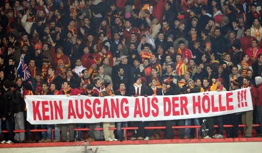 G.Saray-Hambur maçında Ali Sami Yen tartihi günlerinden birini daha yaşarken protokol tribününde ağı isimler vardı.