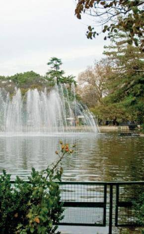 <b>YILDIZ PARKI</b>

Beşiktaş ile Ortaköy arasında yer alan Yıldız Parkı, İstanbulluların romantik buluşma yerlerinin başında geliyor. Lale Devri döneminde düzenlenen çırağan alemleri sırasında çeşitli eğlencelere mekan olmuş. Malta ve Çadır Köşkünün içinde yer aldığı park, sadece semt sakinlerine değil, tüm İstanbullulara hitap ediyor. Okuldan kaçan öğrenciler, örgü ören yaşlı kadınlar, defa elele tutuşan sevgililerin arada vakit geçirdikleri son derece keyifli, yemyeşil bir park.