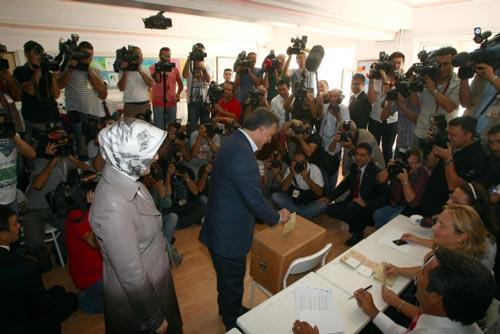 Cumhurbaşkanı Abdullah Gül, halk oylaması sonucu ne olursa olsun herkesin saygı göstermesini isteyerek, ''Söylenenler söylendi, herkes söylediğini artık miting meydanlarında ve televizyon programlarında bırakmalı. Yarından itibaren Türkiye'nin hep beraber kucaklaşarak önüne bakması gerekir'' dedi.