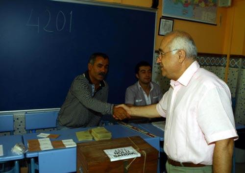 Devlet Bakanı ve Başbakan Yardımcısı Cemil Çiçek de Gülen Muharrem Pakoğlu İlköğretim Okulu'nda kullandı. Çiçek,
''Seçim sandıklarını dolaşıyoruz. Vatandaş olarak görevimizi yaptık. Oyumuzu kullandık. Güzel bir halk oylaması oluyor şu ana kadar. Halk oylaması ile ilgili kamuoyuna daha önce gerekli açıklamaları yaptık. Konuya ilgi duyan herkes ne söylemesi gerekiyorsa söyledi. Doğru söyledi, yanlış söyledi ama neticede son sözü vatandaşımız söyleyecek.