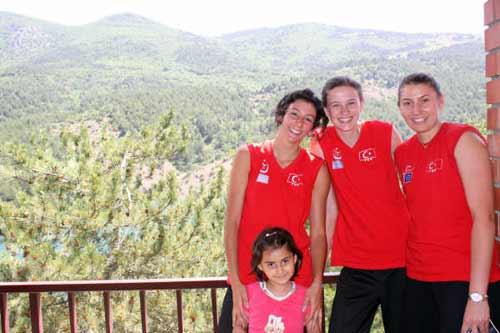 Romanya ile yapacağı Grup birinciliği maçına sıkı hazırlanan Filenin Sultanları, ard arda katılacakları Uluslararası Müsabakalarda Türkiye adına başarılara imza atmak istiyorlar. Amasya Suluova'daki çalışmalar neşeli ortamda geçiyor