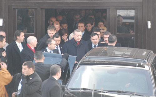 Başbakan Recep Tayyip Erdoğan, Yunanistan Başbakanı Yorgo Papandreu ile bir araya geldi. Planlanandan uzun süre görüşme nedeniyle Başbakan Erdoğan, Cuma namazına gidemedi.
