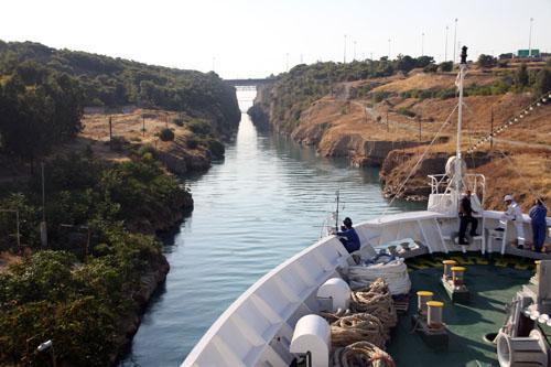 Alt tarafı 21, üst kısmı 24 metre genişliğindekikanaldan geçerken, kılavuz almak şart. Kimi zaman gemi adeta kıyıya çarpacak gibi görünüyor.