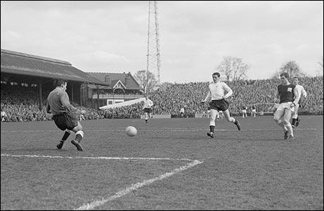 İngiltere Milli Takımı'nın eski futbolcusu ve teknik direktör Sir Bobby Robson'un 76 yaşında İngiltere'nin County Durham kentindeki evinde kansere yenik düştüğü bildirildi.