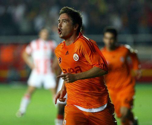 Karşılaşmanın ikinci yarısında ceza sahası içinde Kewell'e yapılan hareketi dışarıya taşıyan Gonzelez, sarı-kırmızılıların bir penaltısını vermedi.