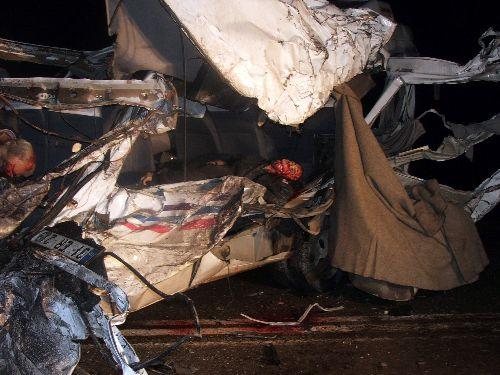 Hatay Kırıkhan'da asker adaylarını taşıyan minibüs kamyonla çarpıştı. Feci kazada 3'ü asker adayı 4 kişi öldü, çoğu ağır 10 yaralı var.