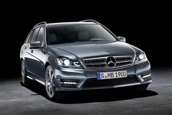 <p><strong>MERCEDES</strong> Şubat ayında B 180 ve 200 piyasada olacak. Otomobilin başlangıç fiyatı 30.100 Euro olacak. Nisan ayında SL 350, 500 ve 63 AMG; Ekim’de A 180 ve 200, CLS Shooting Brake 350 CDI piyasada olacak.</p>