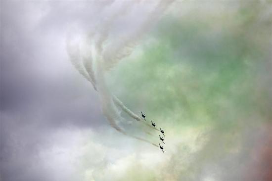 Malta hava gösterisine katılan İtalya Hava Kuvvetleri akrobasi takımı Frecce Tricolori (Üçrenkli Oklar) izleyenlere heyecanlı dakikalar yaşattı.