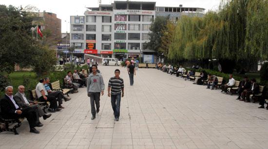 Van Valisi Münir Karaloğlu, daha önce polis barikatlarıyla kapalı olan Valilik Bahçesini vatandaşların istifadesine sundu. Vatandaşlar artık burada sohbet edip dinleniyor...