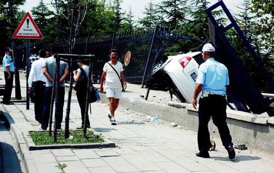 <p>Araçta bulunan iki kişi kendi imkanlarıyla araçtan çıktı. Kazada maddi hasar oluşurken otomobil kullanılamaz hale geldi. Polis ekiplerine haber veren otomobil sürücüsü Gürkan Usul, kazanın şokunu kafasına su dökerek atmaya çalıştı. Kazayla ilgili soruşturma başlatıldı.