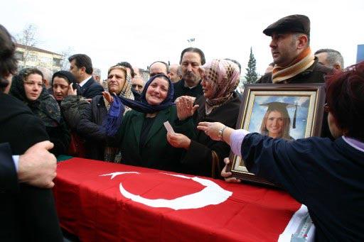 Gümüşhane'nin Zigana Dağı bölgesinde çığ düşmesi sonucu hayatını kaybeden 10 kişi son yolculuğuna uğurlandı. Trabzon Valiliği önündeki törende acı, gözyaşı ve hüzün vardı.