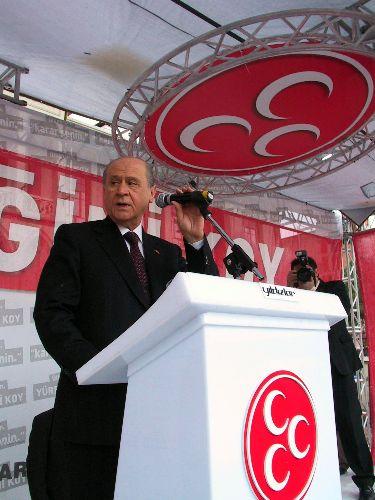 Milliyetçi Hareket Partisi Genel Başkanı Devlet Bahçeli'nin yerel seçim kampanyasında bugünkü durağı Manisa'ydı. Bahçeli, milli gelirdeki 560 milyarın hesabını sormazsam namerdim dedi.