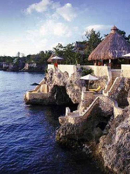 Yaklaşık 11 tek kişilik ve iki adet aile odası bulunan The Cave Resort otel Jamaicanın batı kıyısında bulunan Negril bölgesinde yer alıyor.
