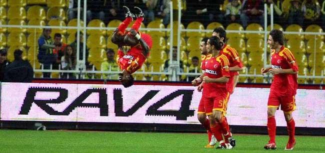 1.78 metre boyunda ve 77 kilogram ağırlığında olan Julius Aghahowa, Shakthar Donetsk, Dinamo Kiev ve Wigan Athletic'de oynadı. Nijeryalı yıldız kariyerinin en parlak dönemini yaklaşık 7 yıl formasını giydiği Shakthar Donetsk'de yaşadı