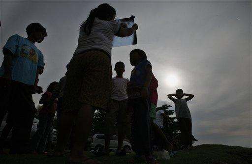 Dün Tayland, Endonezya, Myanmar ve Kamboçya içine alan Doğulu ülkelerde güneş tutulması olayı yaşandı... Ortaya çıkan tablo gibi görüntüler hayranlıkla böyle izlendi.