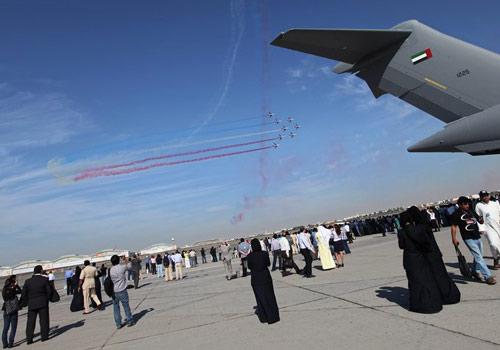 Dubai, Birleşik Arap Emirlikleri'nde gerçekleştirilen Dubai Air Show'un son gününde Fransız akrobasi ekibi, Dubai Uluslararası Havalimanı'nda izleyenlerin ağzını açık biraktıran bir gösteri düzenledi.