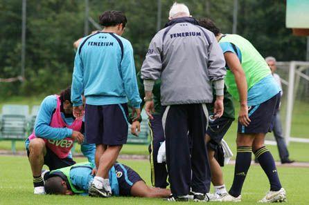 Geçen sezon özellikle Şampiyonlar Ligi maçlarında attığı kritik gollerle takımına çeyrek finali getiren Brezilyalı futbolcunun ayağının kırıdığı öğrenildi.