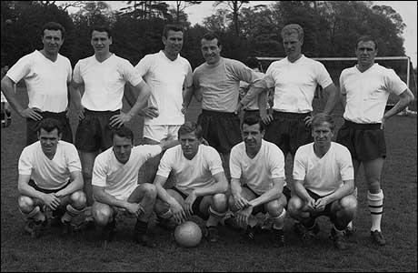 İngiltere Milli Takımı'nın eski futbolcusu ve teknik direktör Sir Bobby Robson'un 76 yaşında İngiltere'nin County Durham kentindeki evinde kansere yenik düştüğü bildirildi.