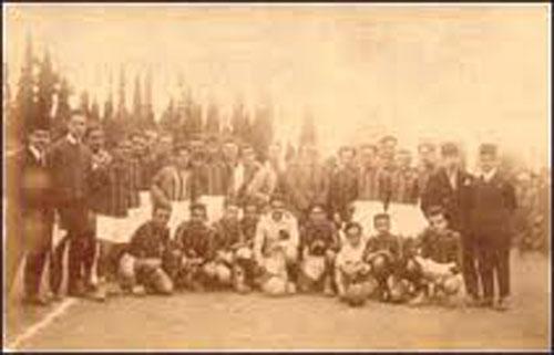 <p>KADIKÖY UHUVVET (DOSTLUK) KULÜBÜ Kuruluş Amacı: Terbiye-i bedeniye, sanayi-i ne¬fise aksâm-ı mütenevviasının terakkisine (güzel sanatların çeşitli dallarını geliştirmeye) çalışmak ve insanların boş vakitlerini iyi bir şekilde geçir¬melerini sağlamak.
<p>İdare Merkezi: Kadıköy'de Çukurbostan karşısın¬da Tevfik Eczahanesi üstünde. Kuruluş Tarihi: 1892(1308) İdare Heyeti: Reisi Hacı Galip Bey, kâtib-i umûmî Kemaleddin Bey, muhasebeci İbrahim Bey, komi¬ser tüccardan Sadık Bey, veznedar Celal Bey. Mülahaza: Reis Kemaleddin, muhasebeci Ekrem, komiser Hamdi, veznedar Celal, kâtib-i umûmî İh¬san Ziya Beyler bilahare seçilmiştir.