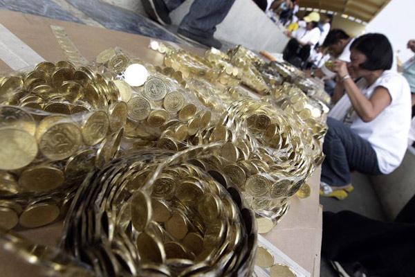 Dünya rekorunu kırmak için 25 centavo'luk madeni paralar hazırladı.