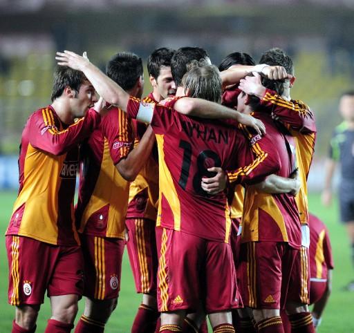 Galatasaray ilk yarısını 2 farklı önde kapattığı maçın ikinci yarısında oldukça zorlandı. Maç fazlasıyla 3. sıraya yükseldi.