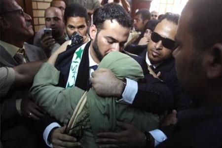 Bush'a ayakkabılarını fırlatan Iraklı gazeteci El Zeydi gördüğü işkenceyi anlattı. En çok dikkat çeken şey eksik dişleri oldu. Zeydi'nin önceki fotoğrafları işkencenin izleri açıkça ortaya koydu.