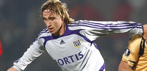 Fotospor-Biglia: Evet, G.Saray'dan teklif aldım

Uzun süre G.Sarayı peşinden koşturan Lucas Biglia, Anderlecht ile Antalyada kamp yapıyor.

Geçen yıl G.Saraydan teklif aldığını ama takımından ayrılmaya henüz hazır olmadığı için bu transferin gerçekleşmediğini açıkladı. Şu anda da bahsedilen takımlardan hiçbirisinden teklif almadığını açıklayan Bilgia, İddia edildiği gibi bir transfer gelişmesi olsaydı, şu anda burada takımımla idmanlara çıkıyor olmazdım diye konuştu.