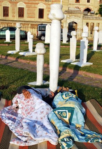 Türkiye'nin dört bir yanından 648. Tarihi Kırkpınar Yağlı Güreşleri'ni izlemek için Edirne'ye gelen güreşseverlerden bazıları, konaklama sıkıntısının yaşandığı kentte geceyi park ve bahçelerde geçirdi.