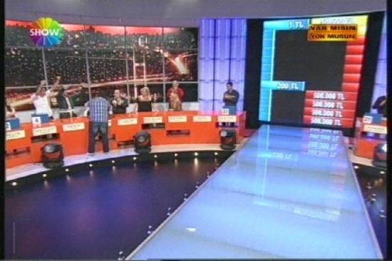 Sonunda beklenen oldu... Show TVde Acun Ilıcalının sunduğu Var mısın yok musun yarışmasında bir yarışmacı 128 milyarı reddedek kutuya gitti ve 500 milyarı kazandı.