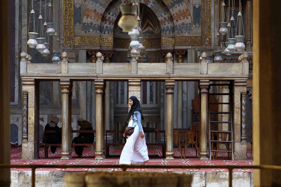 KAHIRE KALESININ YANI BASINA MEMLIKLILER DONEMINDE INSA EDILEN SULTAN HASAN CAMISIDE ICERISINDE 4 MESHEBE AIT MEDRESELERI GORMEK MUMKUN. SAFI,MALIKI,HANEFI VE HANBELI OKULLARI YANYANA CAMI ICERISINDE YER ALIYOR.