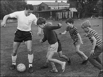 İngiltere Milli Takımı'nın eski futbolcusu ve teknik direktör Sir Bobby Robson'un 76 yaşında İngiltere'nin County Durham kentindeki evinde kansere yenik düştüğü bildirildi.