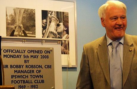İngiltere Milli Takımı'nın eski futbolcusu ve teknik direktör Sir Bobby Robson'un 76 yaşında İngiltere'nin County Durham kentindeki evinde kansere yenik düştüğü bildirildi.