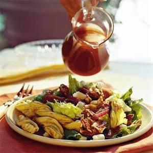 Sosları unutun
Salatanıza bir miktar lezzet katmak için döktüğünüz soslar kilo almanıza neden olur. Bu nedenle salata sosu yerine biraz baharat ve bir tatlı kaşığı zeytinyağını salatanıza ekleyebilirsiniz.