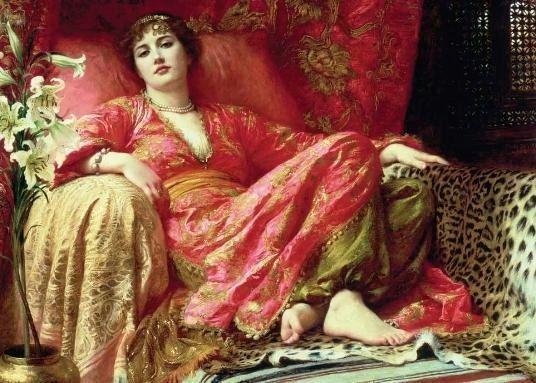 <p><strong><span style="color: #0000ff;">Safiye Sultan</span></strong></p>
<p>Safiye Sultan'ın kimi tarihçiler tarafından Nurbanu Sultan'la karıştırıldığı iddia edilse de, onun gelini ve III. Murat'ın eşi olduğunu biliyoruz. Eski bilgilere göre Safiye, Venedik'in en asil ailelerinden birine mensup. Babası Korfo valisi Leonardo Baffo... Babasının yanına giderken Akdeniz'de bir çatışma sırasında Türk denizcilerin eline geçer, istanbul'a getirilerek saray haremine verilir. Tanıdık geldi değil mi? Nurbanu Sultan'ın geçmişinin Safiye Sultan'ınki ile karıştırıldığını söylemiştik. Zaten yeni kaynaklara göre Venedik'ten gelen ve Baffo ailesine mensup olan Nurbanu Sultan... Safiye Sultan ise, Arnavut kökenli, Ducagini dağlarının Rezi köyünden olduğu söylenen bir cariye.</p>
<p>Sarayda eğitildikten sonra, Nurbanu Sultan tarafından oğlu Şehzade Murat'a sunuluyor. Safiye, zamanla Murat'ı kendine bağlamaya ve ona her dediğini yaptırmaya başlar. Gittikçe nüfusu artar. Saray Nurbanu Sultan'la arasındaki iktidar çekişmelerine sahne olur. Tahta çıkan Sultan Murat'a, annesi Nurbanu Sultan, sırf Safiye'yi unutsun diye son derece alımlı ve güzel cariyeler sunar. Ancak başarılı olamaz. Adım adım hedeflerine ulaşan Safiye Sultan, çok can yakan bir Osmanlı kadın sultanı olarak tarihe geçer. Nurbanu Sultan gibi Venedik yanlısı bir politika izlediği iddia edilir.</p>