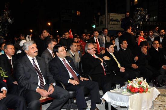 29 Ekim Cumhuriyet Bayramı kutlamaları için Kürtçe halk konseri düzenleyen Van Valisi Münir Karaloğlu, binlerce vatandaşın katıldığı etkinlikte yaptığı konuşmaya Kürtçe sözlerle başlayınca, sanatce Berdan Mardini tekrar yaptırdı...